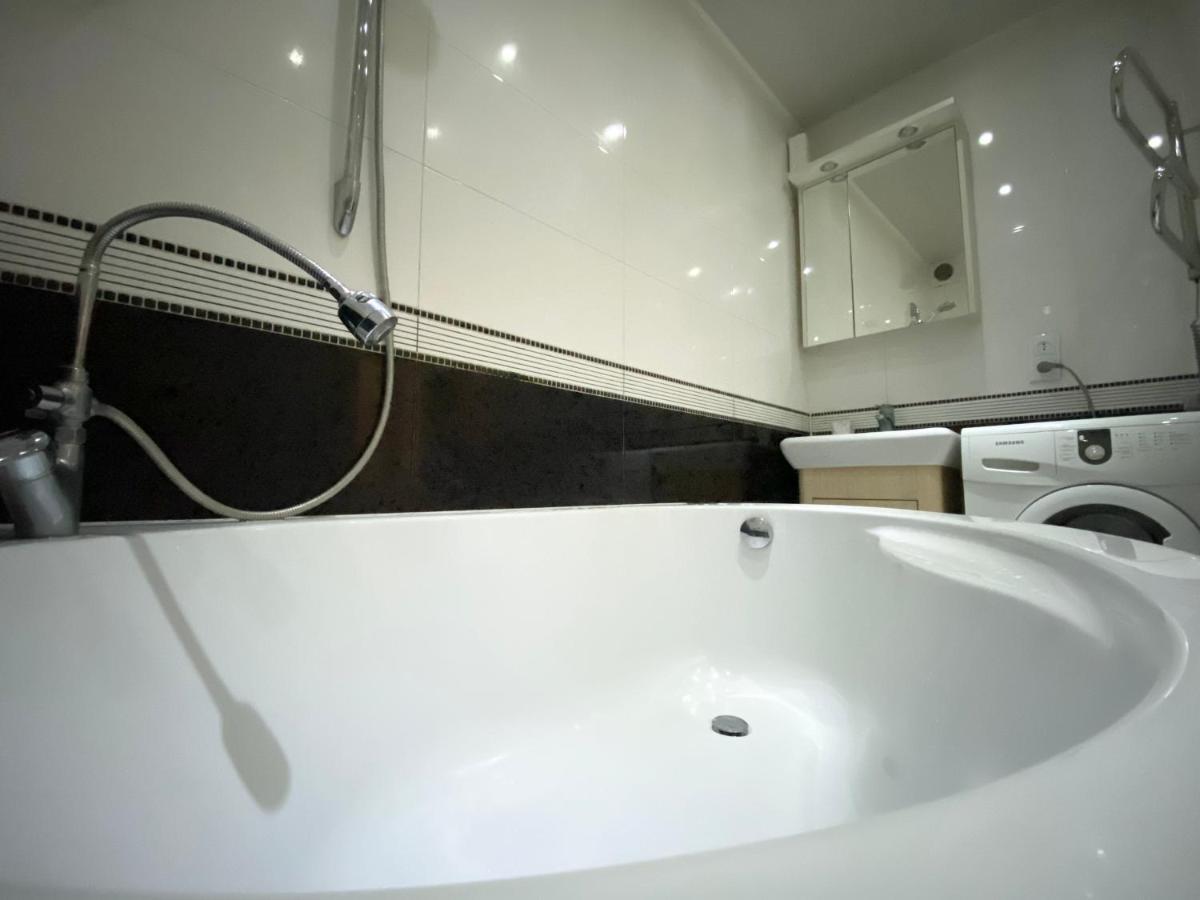 Beautiful 1-Bedroom Near Most City Center Ντνιπροπετρόφσκ Εξωτερικό φωτογραφία